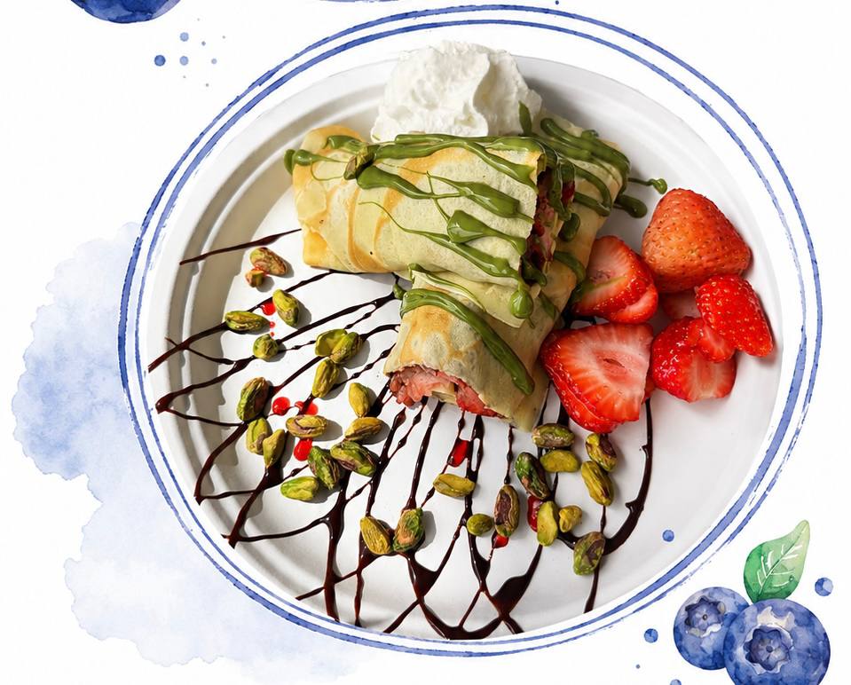 Pistachio strawberry crêpe